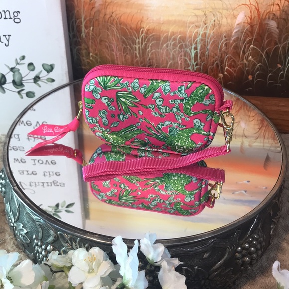 NWOT Lilly Pulitzer super cute wristlet - Picture 1 of 6